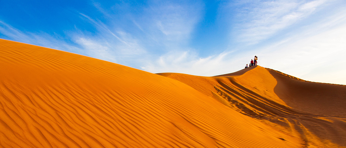 Levé de soleil dans le desert à Oman